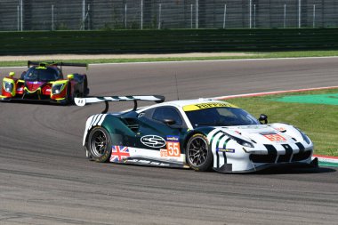 Imola, 12 Mayıs 2022: # 55 Ferrari 488 GTE EVO RACİT Ekibi Griffin - Perel İtalya 'daki ELMS 4H uygulaması sırasında görev başında.