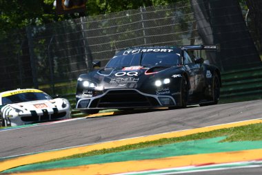 Imola, 12 Mayıs 2022: # 69 Aston Martin Vantage AMR OMAN Ring with TF Spor Ekibi Sorensen - de Haan İtalya 'daki ELMS 4H uygulaması sırasında görev başında.