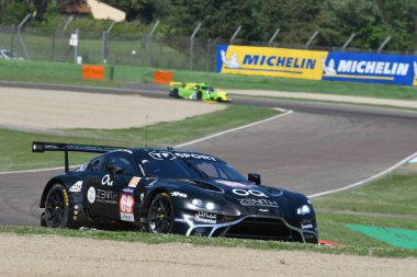 Imola, 12 Mayıs 2022: # 69 Aston Martin Vantage AMR OMAN Ring with TF Spor Ekibi Sorensen - de Haan İtalya 'daki ELMS 4H uygulaması sırasında görev başında.