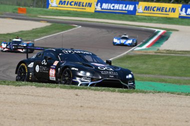 Imola, 12 Mayıs 2022: # 69 Aston Martin Vantage AMR OMAN Ring with TF Spor Ekibi Sorensen - de Haan İtalya 'daki ELMS 4H uygulaması sırasında görev başında.