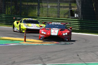 Imola, 12 Mayıs 2022: # 95 Aston Martin Vantage AMR OMAN Ring with TF Spor Takımı tarafından sürülen Hartshorne - Adam, Imola ELMS 4H uygulaması sırasında iş başında.