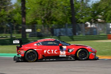 Imola, 12 Mayıs 2022: # 95 Aston Martin Vantage AMR OMAN Ring with TF Spor Takımı tarafından sürülen Hartshorne - Adam, Imola ELMS 4H uygulaması sırasında iş başında.