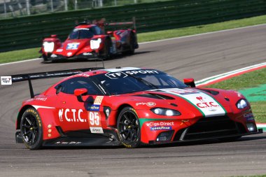 Imola, 12 Mayıs 2022: # 95 Aston Martin Vantage AMR OMAN Ring with TF Spor Takımı tarafından sürülen Hartshorne - Adam, Imola ELMS 4H uygulaması sırasında iş başında.