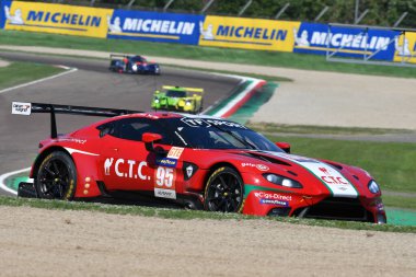 Imola, 12 Mayıs 2022: # 95 Aston Martin Vantage AMR OMAN Ring with TF Spor Takımı tarafından sürülen Hartshorne - Adam, Imola ELMS 4H uygulaması sırasında iş başında.