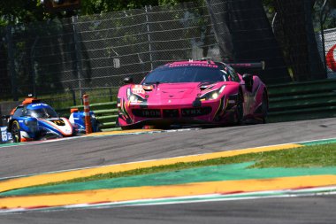 Imola, 12 Mayıs 2022: # 83 Ferrari 488 GTE EVO of IRON LYNX Team pilotu Frey - Gatting - Bovy İtalya 'daki ELMS 4H uygulaması sırasında görev başında.