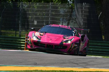 Imola, 12 Mayıs 2022: # 83 Ferrari 488 GTE EVO of IRON LYNX Team pilotu Frey - Gatting - Bovy İtalya 'daki ELMS 4H uygulaması sırasında görev başında.