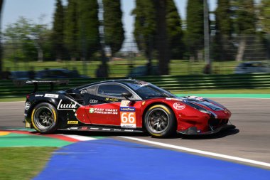 Imola, 12 Mayıs 2022: # 66 Ferrari 488 GTE EVO of JMW MOTORSPORT Petrobelli - Payne İtalya 'da ELMS 4H uygulaması sırasında iş başında.