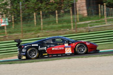 Imola, 12 Mayıs 2022: # 66 Ferrari 488 GTE EVO of JMW MOTORSPORT Petrobelli - Payne İtalya 'da ELMS 4H uygulaması sırasında iş başında.
