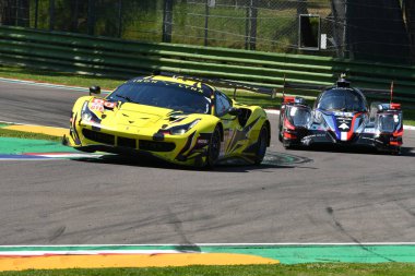 Imola, 12 Mayıs 2022: # 60 Ferrari 488 GTE EVO İRON LYNX Ekibi Schiavoni - Cressoni İtalya 'daki ELMS 4H uygulaması sırasında görev başında.