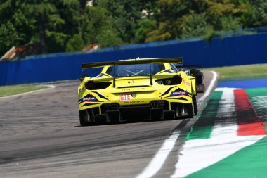 Imola, 12 Mayıs 2022: # 60 Ferrari 488 GTE EVO İRON LYNX Ekibi Schiavoni - Cressoni İtalya 'daki ELMS 4H uygulaması sırasında görev başında.