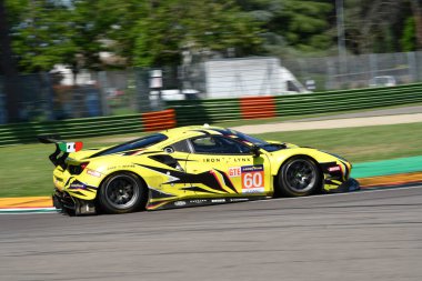 Imola, 12 Mayıs 2022: # 60 Ferrari 488 GTE EVO İRON LYNX Ekibi Schiavoni - Cressoni İtalya 'daki ELMS 4H uygulaması sırasında görev başında.