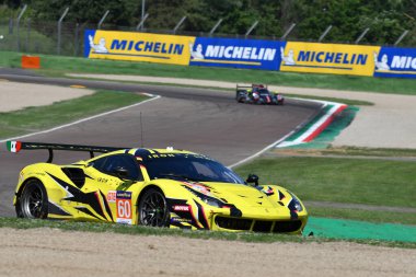 Imola, 12 Mayıs 2022: # 60 Ferrari 488 GTE EVO İRON LYNX Ekibi Schiavoni - Cressoni İtalya 'daki ELMS 4H uygulaması sırasında görev başında.