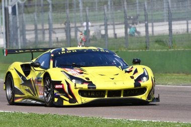 Imola, 12 Mayıs 2022: # 60 Ferrari 488 GTE EVO İRON LYNX Ekibi Schiavoni - Cressoni İtalya 'daki ELMS 4H uygulaması sırasında görev başında.
