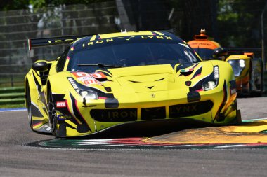 Imola, 12 Mayıs 2022: # 60 Ferrari 488 GTE EVO İRON LYNX Ekibi Schiavoni - Cressoni İtalya 'daki ELMS 4H uygulaması sırasında görev başında.