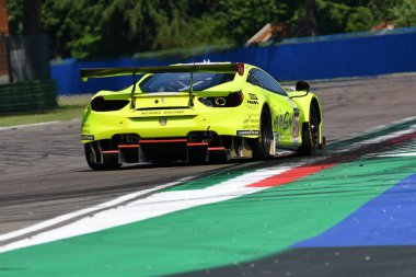 Imola, 12 Mayıs 2022: # 57 Ferrari 488 GTE EVO KESSEL RACING Team Schandorff - Jensen İtalya 'daki ELMS 4H uygulaması sırasında görev başında.