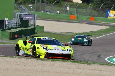 Imola, 12 Mayıs 2022: # 57 Ferrari 488 GTE EVO KESSEL RACING Team Schandorff - Jensen İtalya 'daki ELMS 4H uygulaması sırasında görev başında.