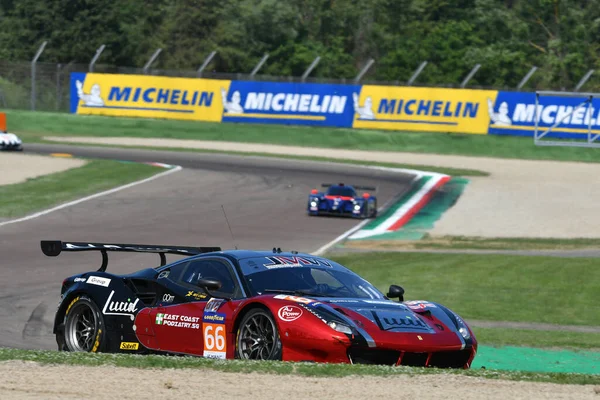Imola, 12 Mayıs 2022: # 66 Ferrari 488 GTE EVO of JMW MOTORSPORT Petrobelli - Payne İtalya 'da ELMS 4H uygulaması sırasında iş başında.