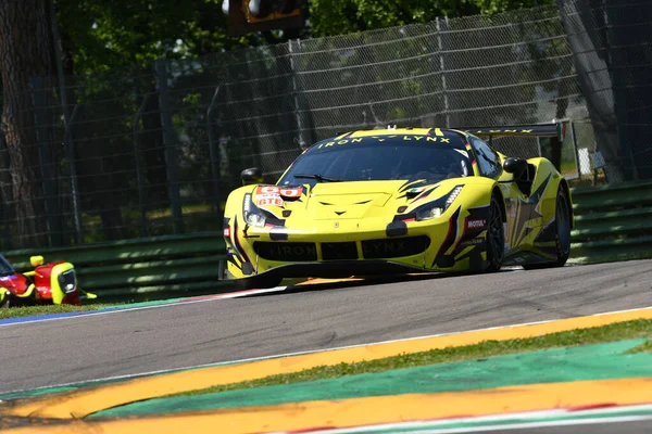 Imola, 12 Mayıs 2022: # 60 Ferrari 488 GTE EVO İRON LYNX Ekibi Schiavoni - Cressoni İtalya 'daki ELMS 4H uygulaması sırasında görev başında.