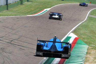Imola, 12 Mayıs 2022: ALGARVE PRO RACING Ekibi 'nden Oreca 07 Gibson, Sophia Flrsch - İtalya' daki ELMS 4H uygulaması sırasında Viscaal 'ı harekete geçirdi.