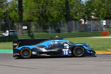 Imola, 12 Mayıs 2022: ALGARVE PRO RACING Ekibi 'nden Oreca 07 Gibson, Sophia Flrsch - İtalya' daki ELMS 4H uygulaması sırasında Viscaal 'ı harekete geçirdi.