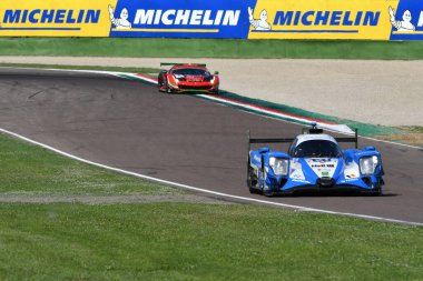 Imola, 12 Mayıs 2022: MHLNER MOTORORORT Ekibi 'nden Oreca 07 Gibson, İtalya' da Imola ELMS 4H tatbikatı sırasında Laurent görev başında..