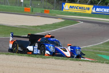 Imola, 12 Mayıs 2022: # 65 Oreca 07 PANIS RACING Team 'den Gibson Canal - Van Uitert İtalya' daki ELMS 4H uygulaması sırasında görev başında..