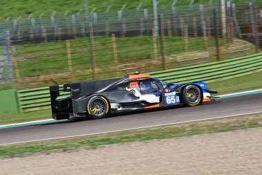 Imola, 12 Mayıs 2022: # 65 Oreca 07 PANIS RACING Team 'den Gibson Canal - Van Uitert İtalya' daki ELMS 4H uygulaması sırasında görev başında..
