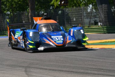 Imola, 12 Mayıs 2022: # 35 Oreca 07 Gibson BHK MOTORSORT Ekibi Dracone - Pommer İtalya 'da ELMS 4H uygulaması sırasında görev başında.