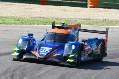 Imola, 12 Mayıs 2022: # 35 Oreca 07 Gibson BHK MOTORSORT Ekibi Dracone - Pommer İtalya 'da ELMS 4H uygulaması sırasında görev başında.
