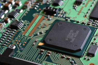 Bileşenleri ve yarı iletkenleri olan elektronik devre kartına yakın çekim