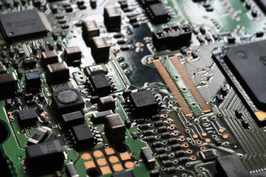 Bileşenleri ve yarı iletkenleri olan elektronik devre kartına yakın çekim