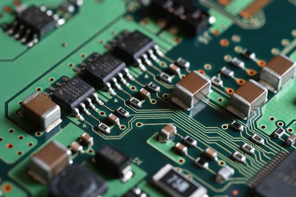 Primer Plano Placa Circuito Electrónico Con Componentes Semiconductores —  Fotos de Stock
