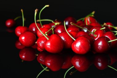 Siyah yansıtıcı arka planda kirazlar