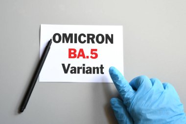 Mavi eldivenli doktorun eli beyaz kağıtta 