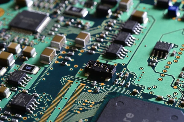 Primer Plano Placa Circuito Electrónico Con Componentes Semiconductores — Foto de Stock