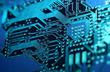 Elektronik baskı panosuna yakın çekim. Mavi ışık efektli elektronik tahta