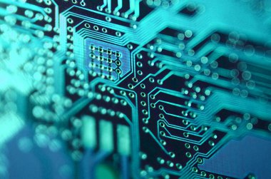 Elektronik baskı panosuna yakın çekim. Mavi ışık efektli elektronik tahta