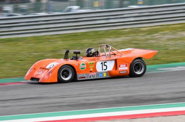 Scarperia, 3 Nisan 2022: Chevron B19 yıl 1971 Mugello Classic 2022 'de İtalya' daki Mugello Pisti 'nde eylem halindeydi..