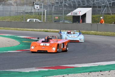 Scarperia, 3 Nisan 2022: Chevron B19 yıl 1971 Mugello Classic 2022 'de İtalya' daki Mugello Pisti 'nde eylem halindeydi..