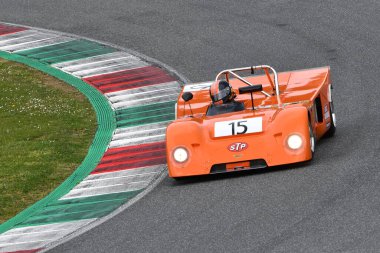 Scarperia, 3 Nisan 2022: Chevron B19 yıl 1971 Mugello Classic 2022 'de İtalya' daki Mugello Pisti 'nde eylem halindeydi..