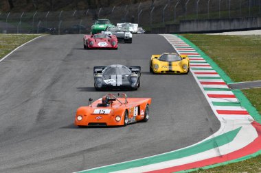 Scarperia, 3 Nisan 2022: Chevron B19 yıl 1971 Mugello Classic 2022 'de İtalya' daki Mugello Pisti 'nde eylem halindeydi..