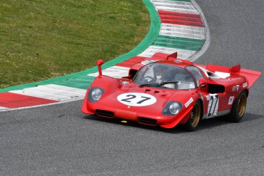 Scarperia, 3 Nisan 2022: Ferrari 512 S yılı 1970 Mugello Classic 2022 'de İtalya' daki Mugello Pisti 'nde eylem halindeydi..