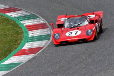 Scarperia, 3 Nisan 2022: Ferrari 512 S yılı 1970 Mugello Classic 2022 'de İtalya' daki Mugello Pisti 'nde eylem halindeydi..
