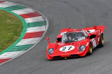 Scarperia, 3 Nisan 2022: Ferrari 512 S yılı 1970 Mugello Classic 2022 'de İtalya' daki Mugello Pisti 'nde eylem halindeydi..