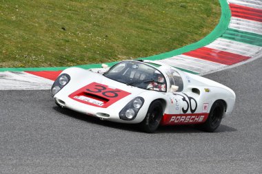 Scarperia, 3 Nisan 2022: Porsche 910 yıl 1967 Mugello Classic 2022 'de İtalya' daki Mugello Pisti 'nde.