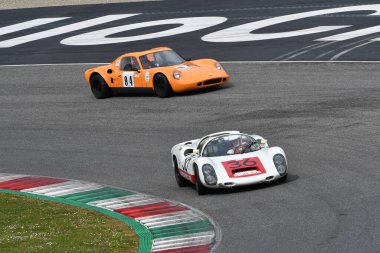 Scarperia, 3 Nisan 2022: Porsche 910 yıl 1967 Mugello Classic 2022 'de İtalya' daki Mugello Pisti 'nde.
