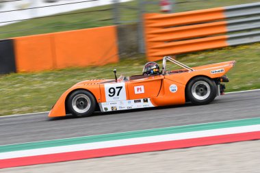 Scarperia, 3 Nisan 2022: Chevron B19 yıl 1971 Mugello Classic 2022 'de İtalya' daki Mugello Pisti 'nde eylem halindeydi..
