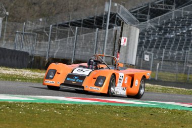 Scarperia, 3 Nisan 2022: Chevron B19 yıl 1971 Mugello Classic 2022 'de İtalya' daki Mugello Pisti 'nde eylem halindeydi..