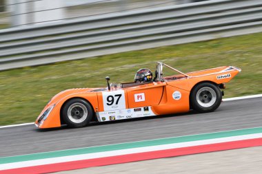 Scarperia, 3 Nisan 2022: Chevron B19 yıl 1971 Mugello Classic 2022 'de İtalya' daki Mugello Pisti 'nde eylem halindeydi..