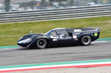Scarperia, 3 Nisan 2022: Lola T70 Mk III yıl 1969 Mugello Classic 2022 'de İtalya' daki Mugello Pisti 'nde.